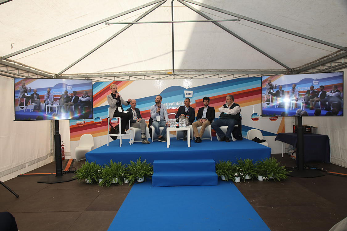 Festival della TV e dei Nuovi Media 2019_314.jpg - Come cambiare la percezione del Dolcetto nell'anno del Dolcetto, e non solo Un vino che corre il rischio di essere dimenticato nel circuito della comunicazione enoica impegnata su altri argomenti.  Come  uscire dall’impasse? Nicola Chionetti, Sara Mazzocchi, Simone Roveda con Erika Mantovan